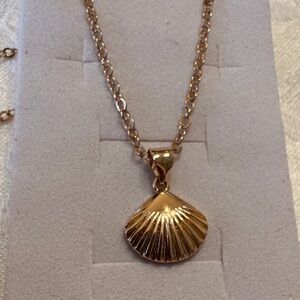 Gold plated Shell Pendant Necklace